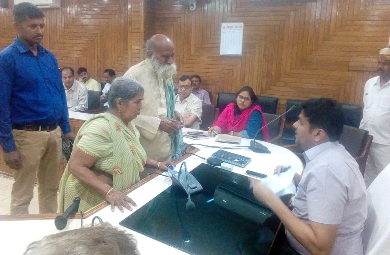 hardoi news,False faces of departmental personnel surfaced in the mirror