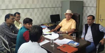 फोटो-9- जिला अस्पताल में स्टाफ से पूछताछ करते अपर निदेशक स्वास्थ्य डा. नरेश सिंह तोमर व जेडी डा. डीक?