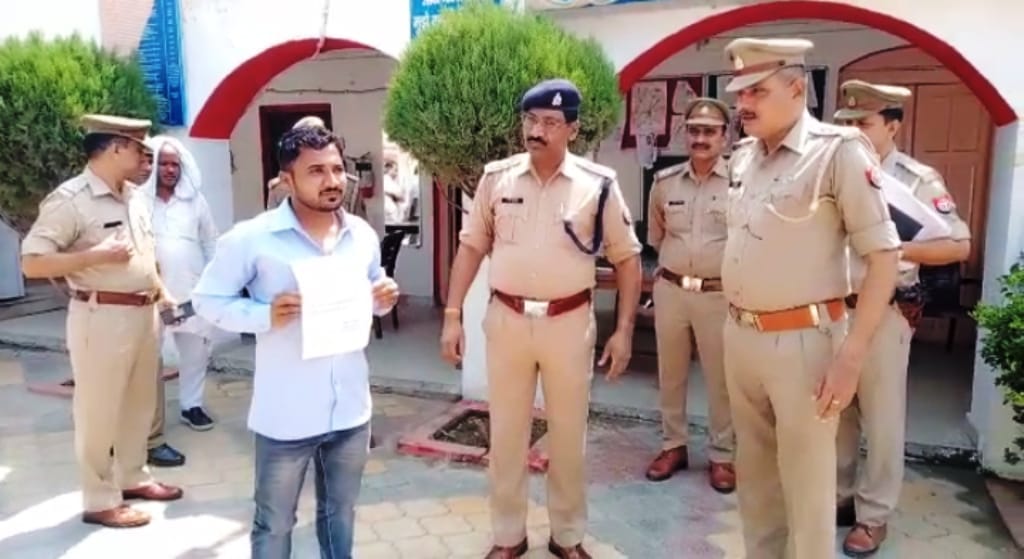 The crook reached the police station with his mother, turned away from the crime