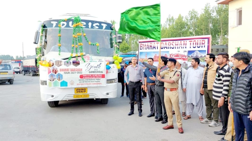 ssp ganderbal nikhil borkar flags off students bus for bharat darshan tour 2022