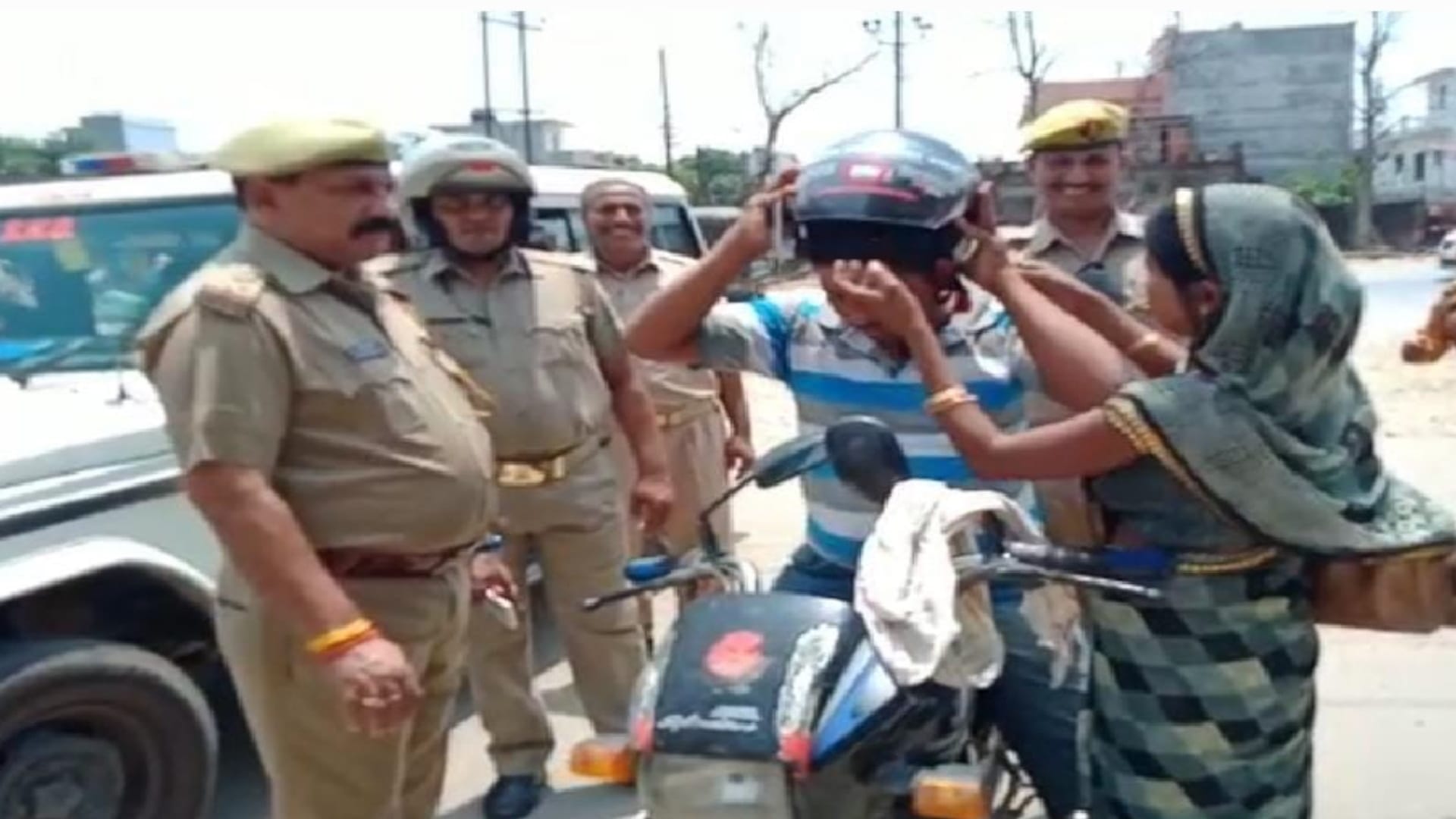 challan of 1189 bike riders without helmet in gorakhpur