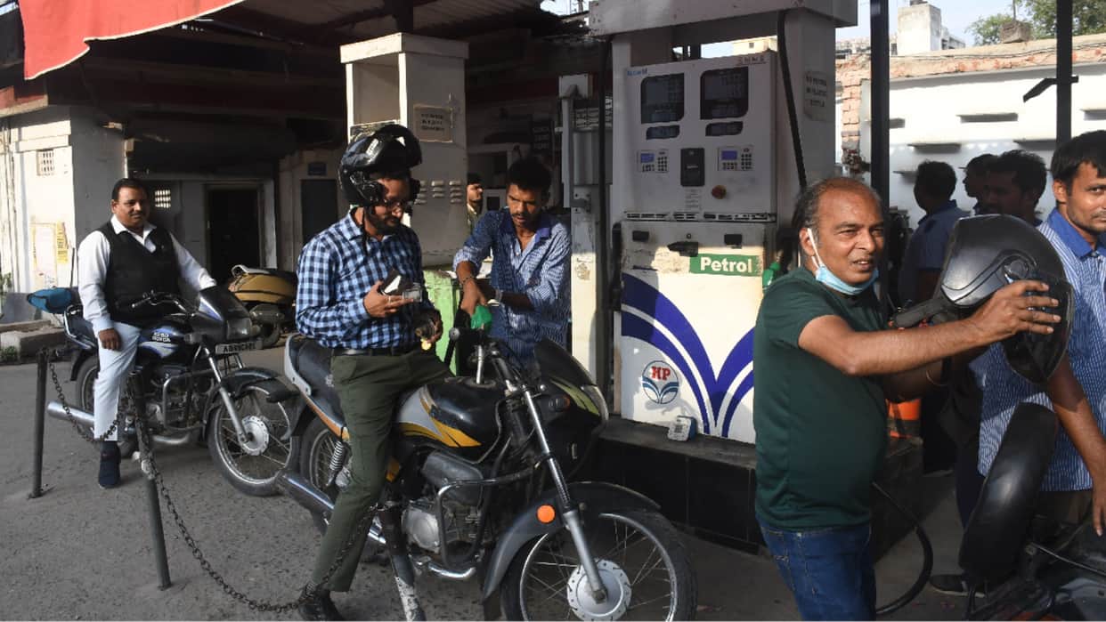 challan of 1189 bike riders without helmet in gorakhpur