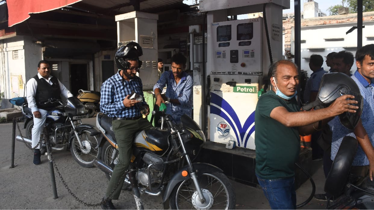 challan of 1189 bike riders without helmet in gorakhpur