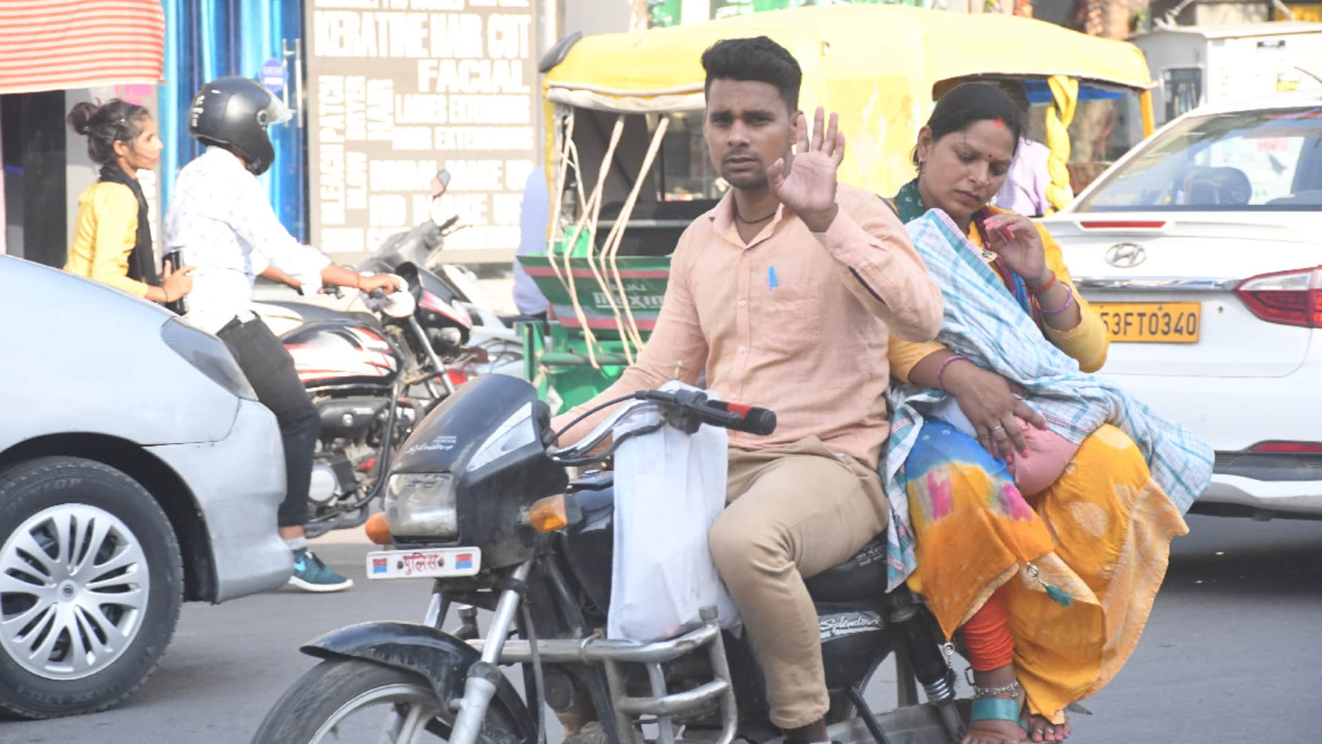 challan of 1189 bike riders without helmet in gorakhpur