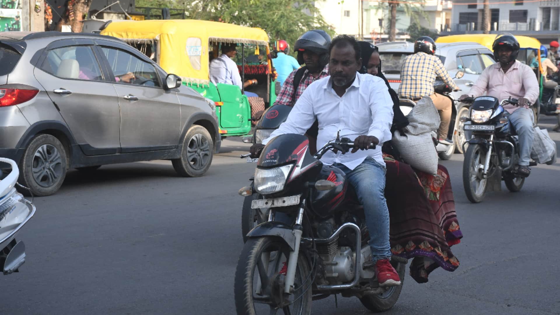 challan of 1189 bike riders without helmet in gorakhpur