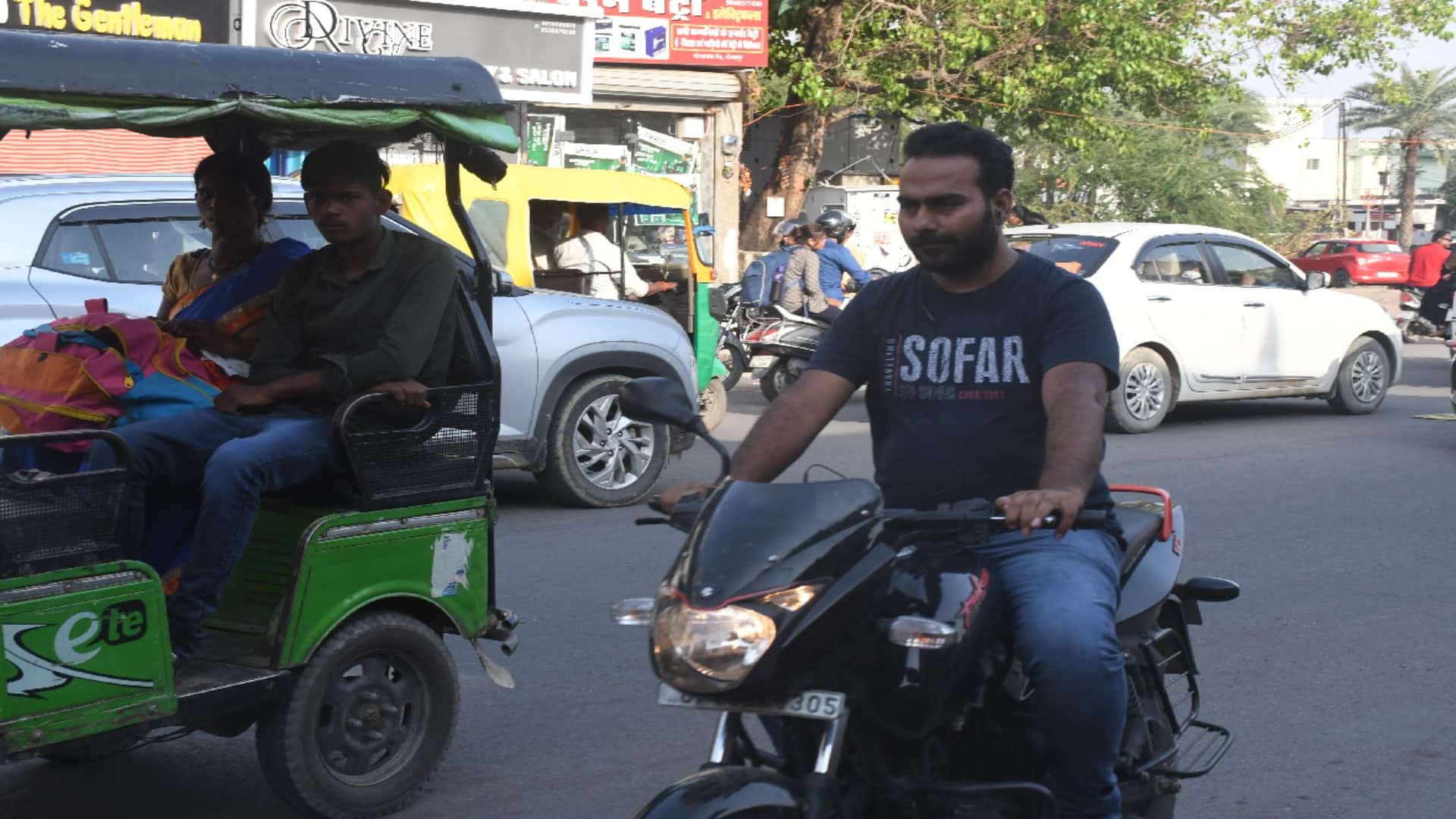 challan of 1189 bike riders without helmet in gorakhpur