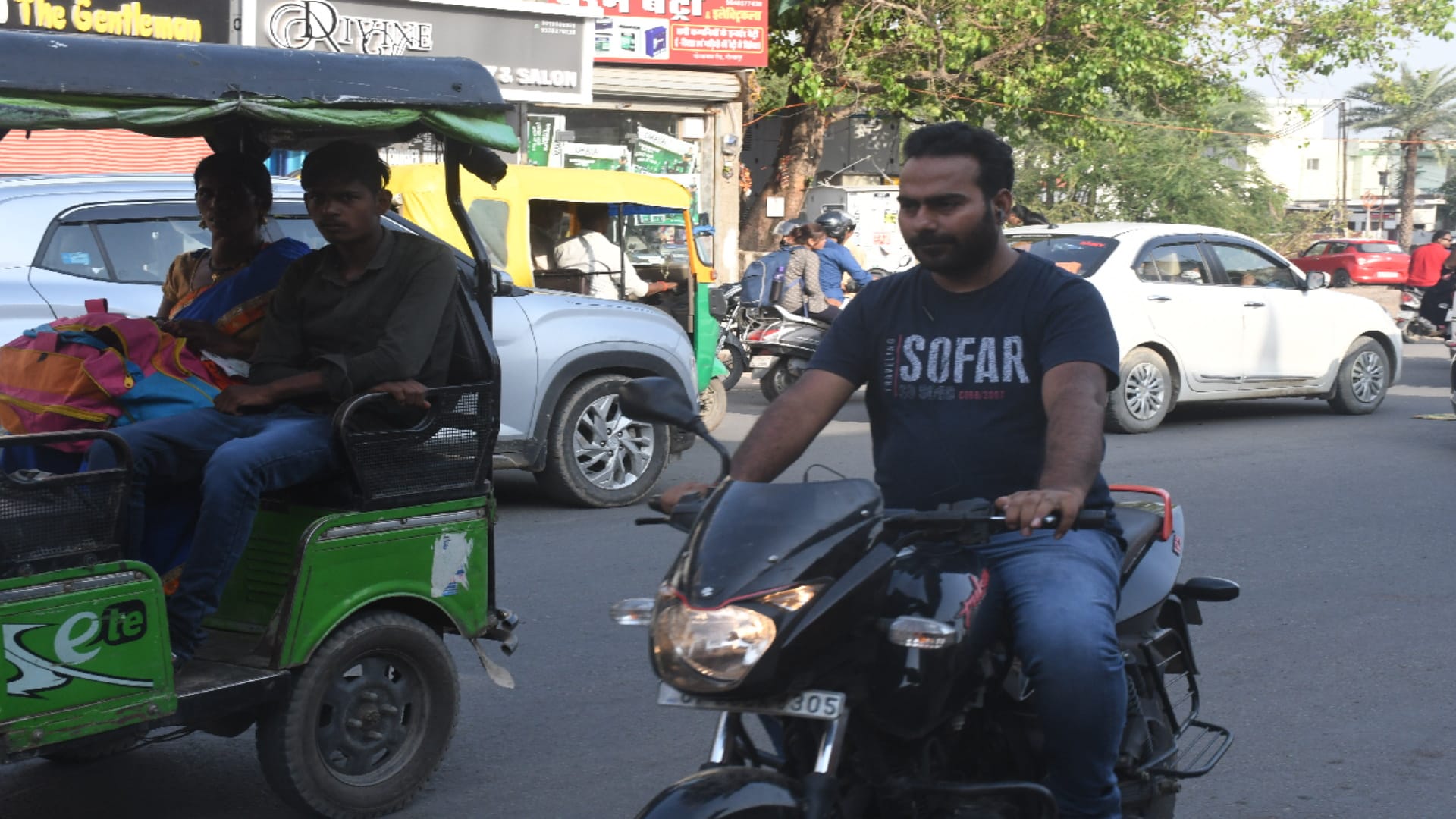 challan of 1189 bike riders without helmet in gorakhpur