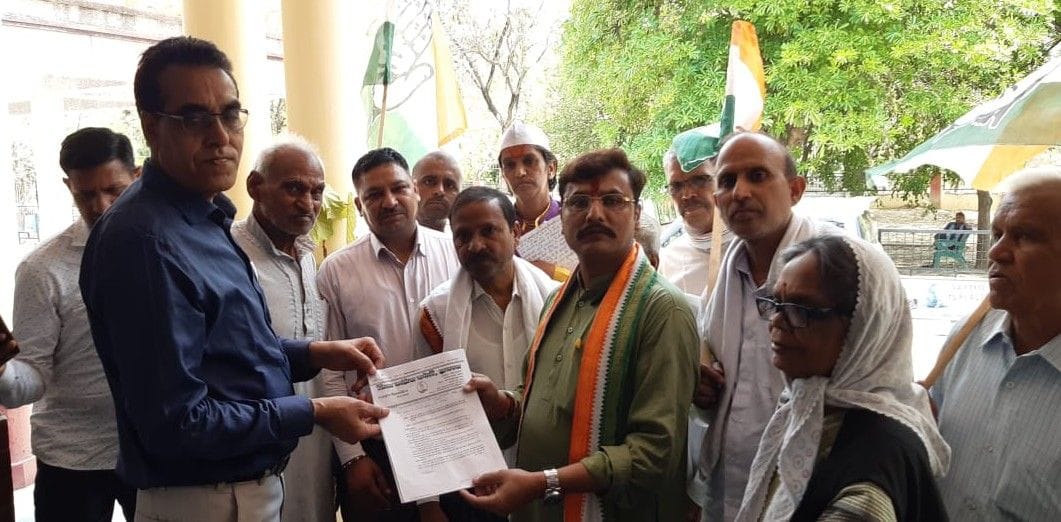 Hathras: Government should return the withdrawn ration cards
