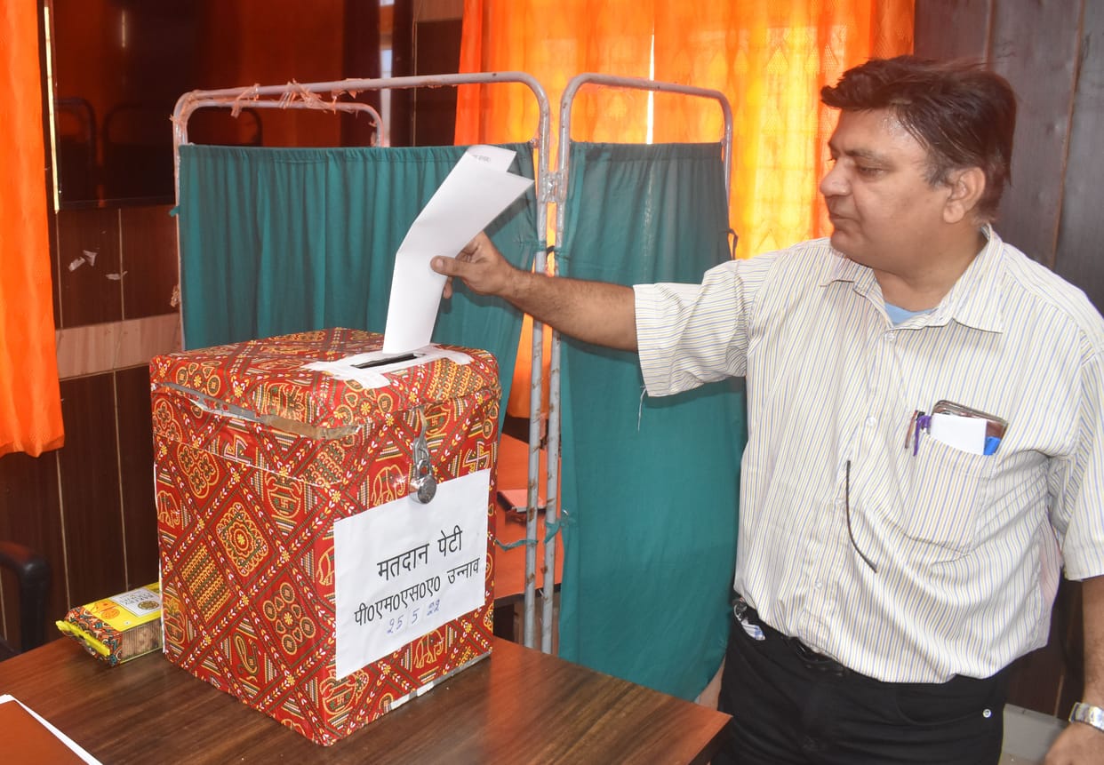 dr kaushlendra becomes oms president