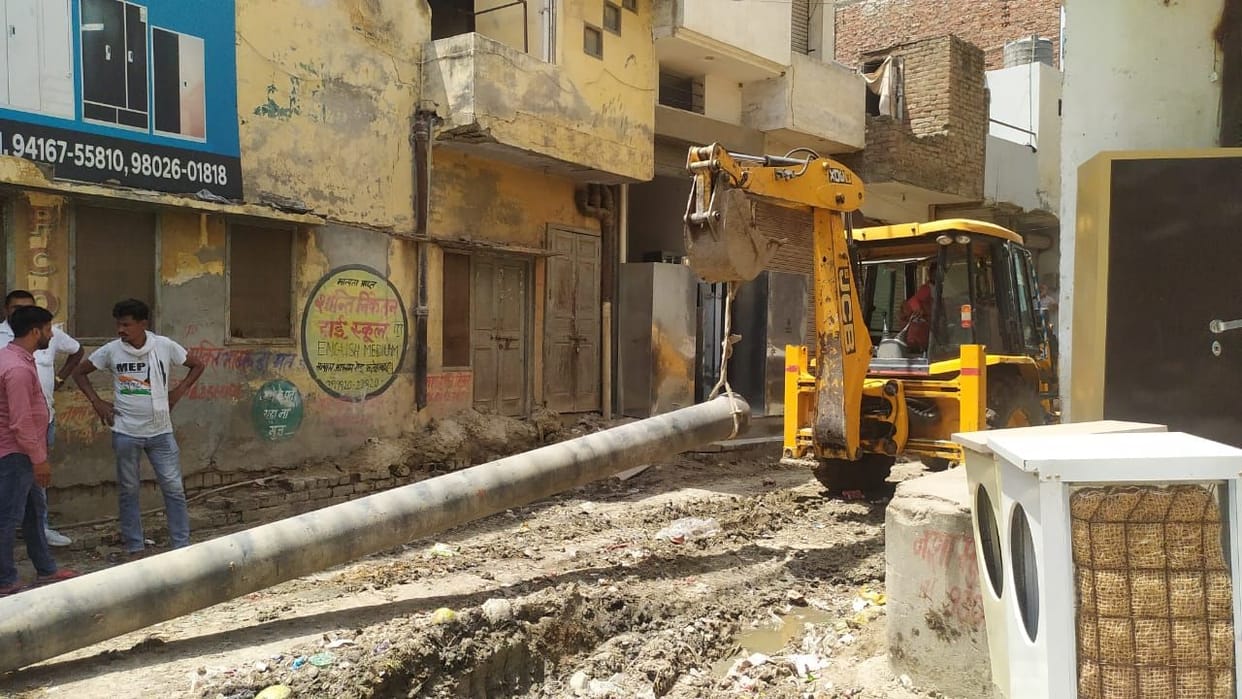 Standing in front of JCB, shopkeepers stopped the work of laying the pipeline