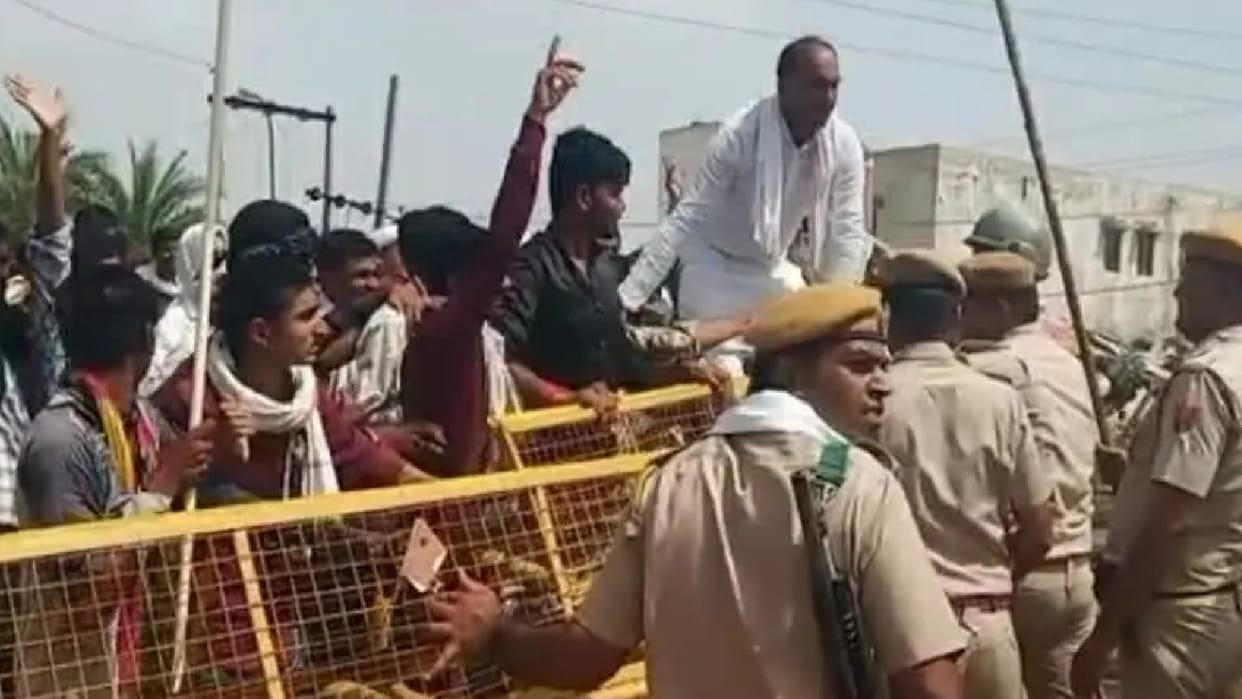 Congress workers pelted stones in Jhalawar, police fired tear gas