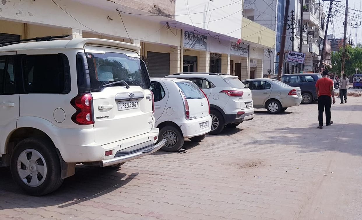 No parking in the city, vehicles on the roads