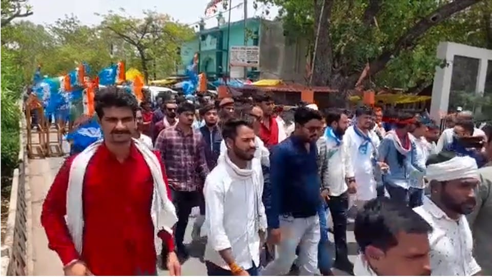 Satna News: Politics heats up in the case of sticking sticks on the statue of former Prime Minister, police arrested six