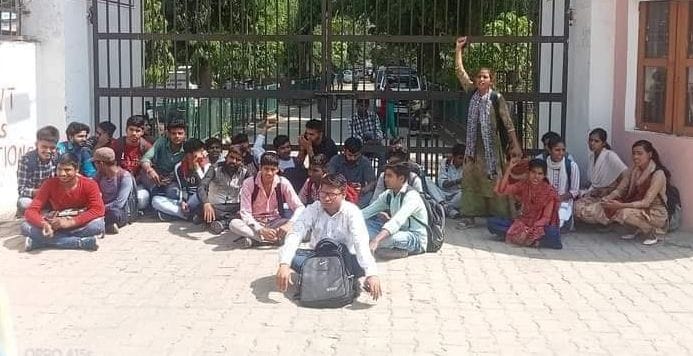 For the convenience of passing in buses, students put a lock on the college gate