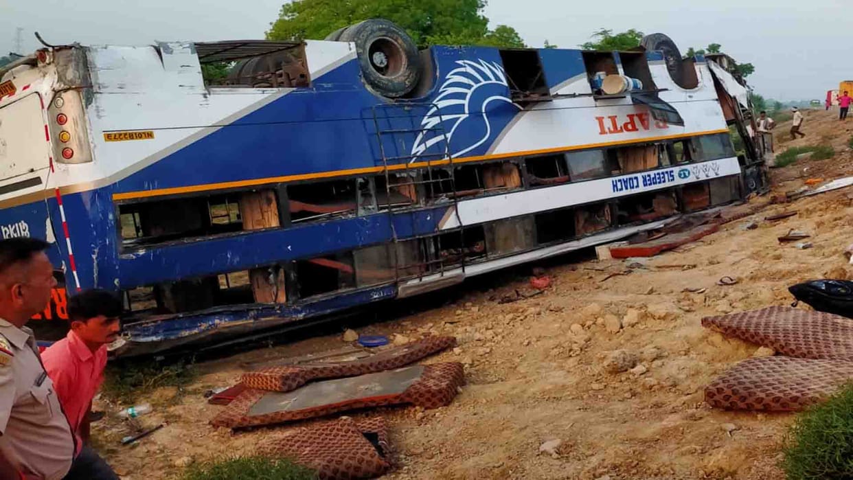 Auraiya Accident News: bus overturned uncontrollably on expressway, 15 injured
