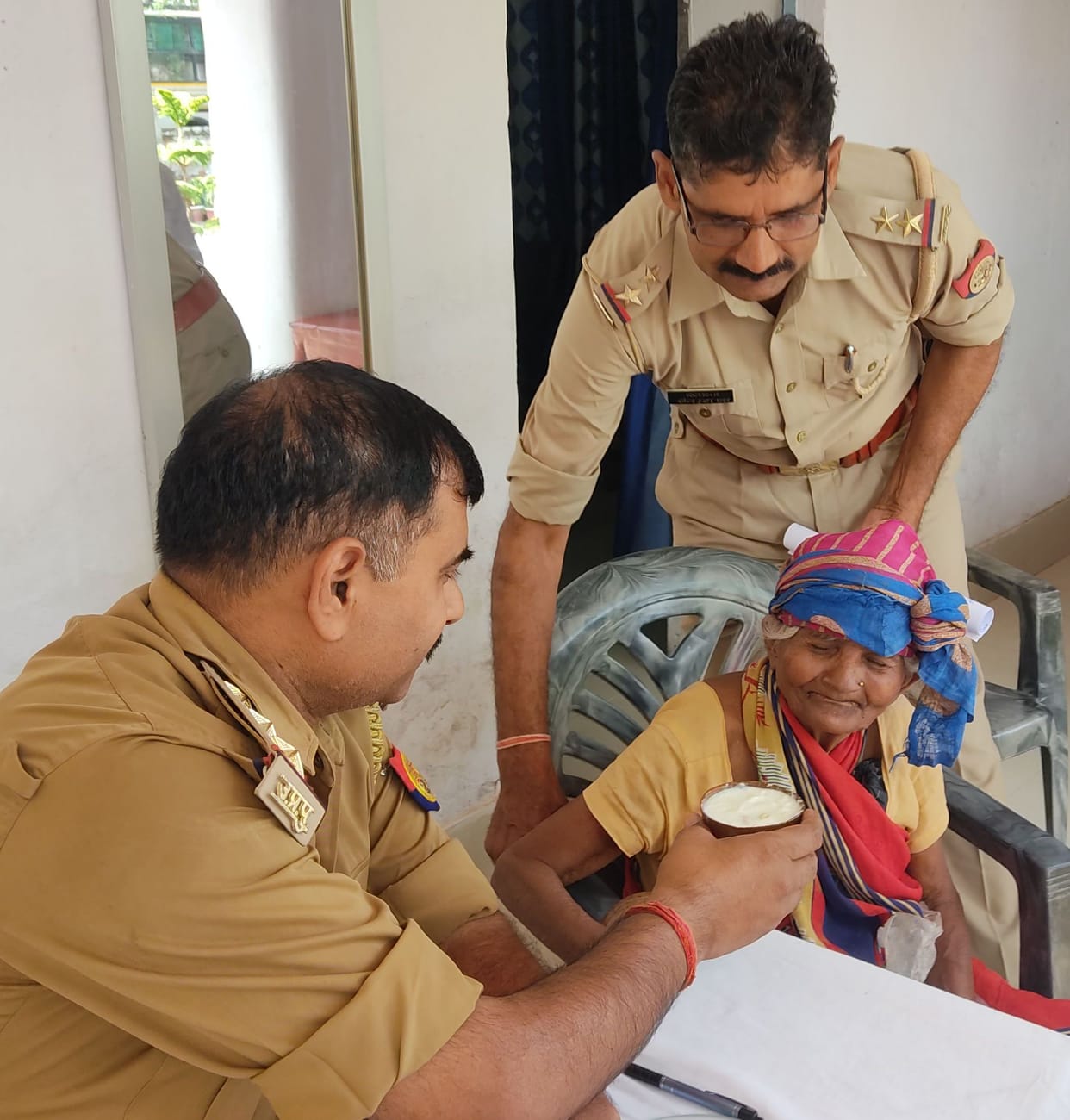 Kanpur dehat : Shivli Kotwal showed the image of friend police, first gave lassi and then listened to the complaint of the old lady