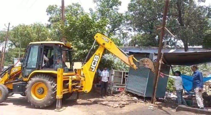 Bulldozer run on encroachment in Laharpur town
