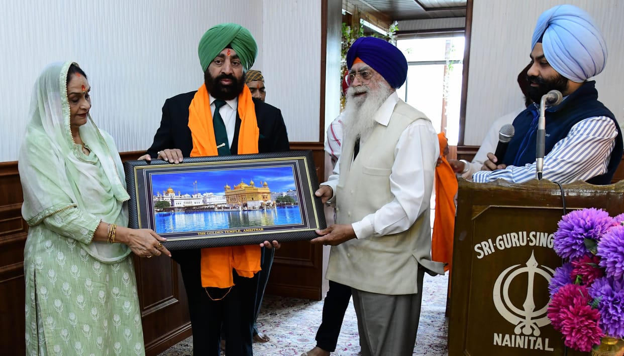 The governor paid obeisance at the gurudwara and offered prayers at the temple.