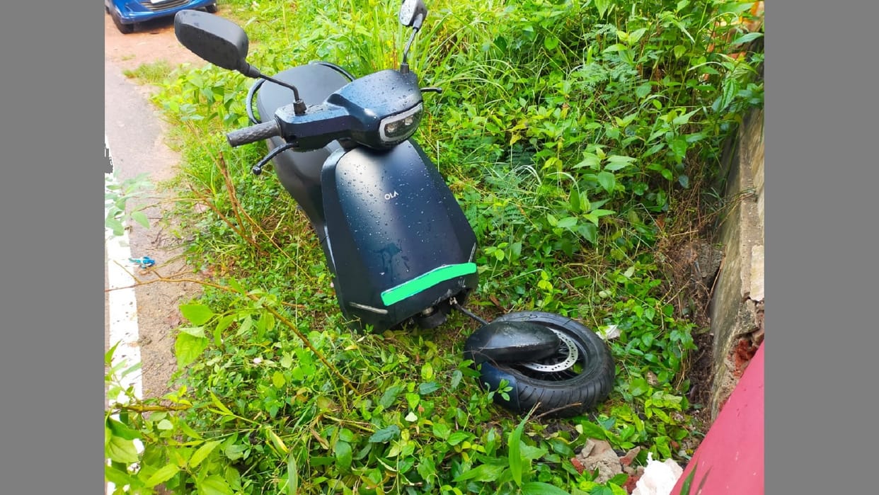 Ola S1 Pro Electric Scooter user post completely broken front fork image of scooter on Twitter