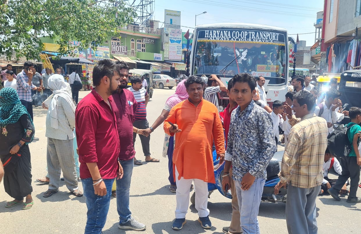 Troubled by drinking water crisis, people of Om Nagar jammed at Rupee Chowk