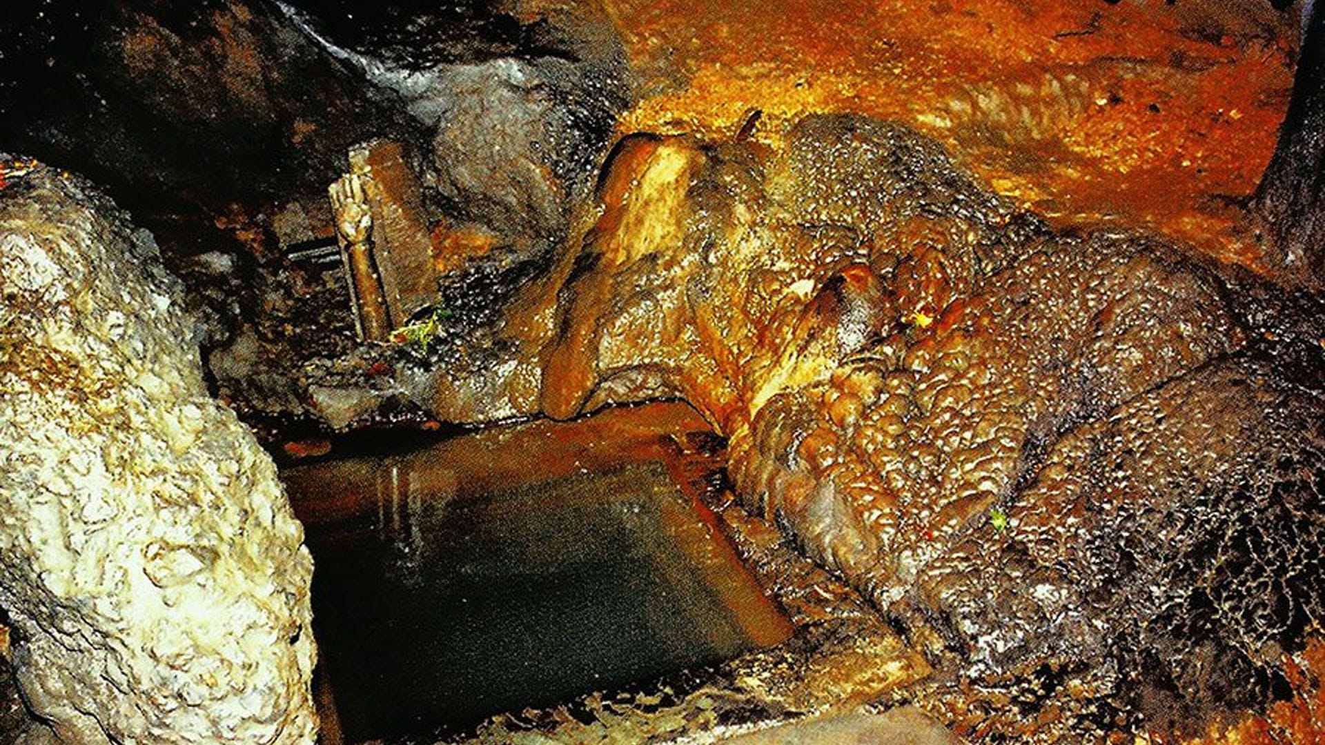 Mysterious Cave patal bhuvaneshwar cave temple in pithoragarh uttarakhand where end of the world mystrey