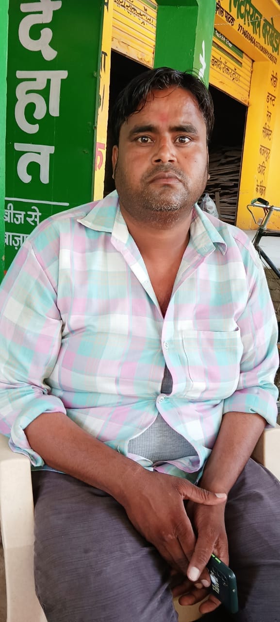 Bike riders ran away with a bag full of Rs 1.32 lakh of Galla trader