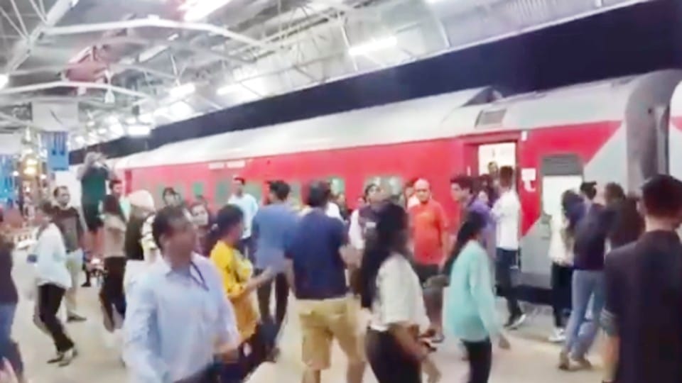 Ratlam News: The train reached the station 20 minutes before the time, the passengers of Gujarat started Garba on the platform itself