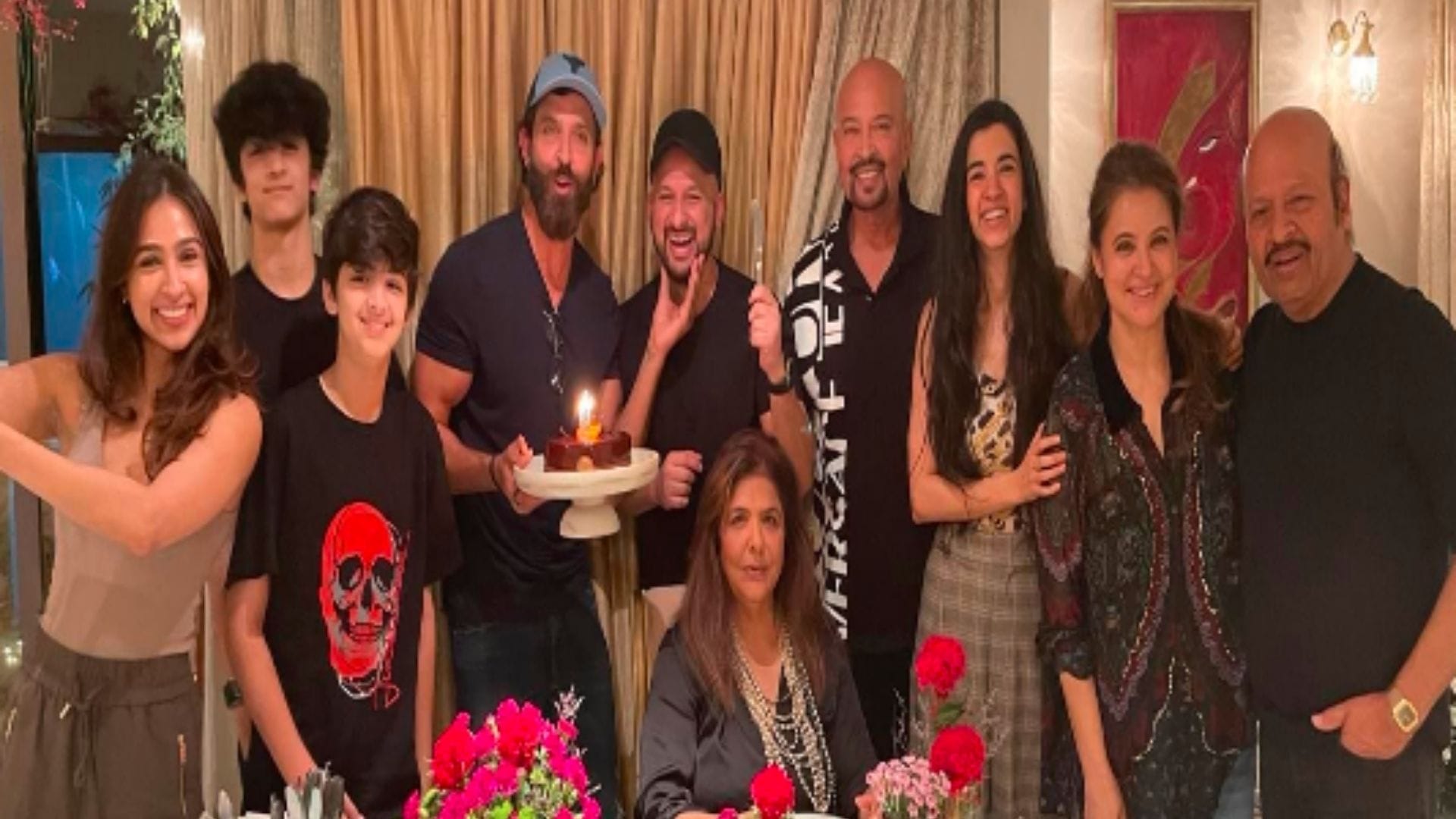 hrithik roshan saba azad romantic pose at karan johar birthday party