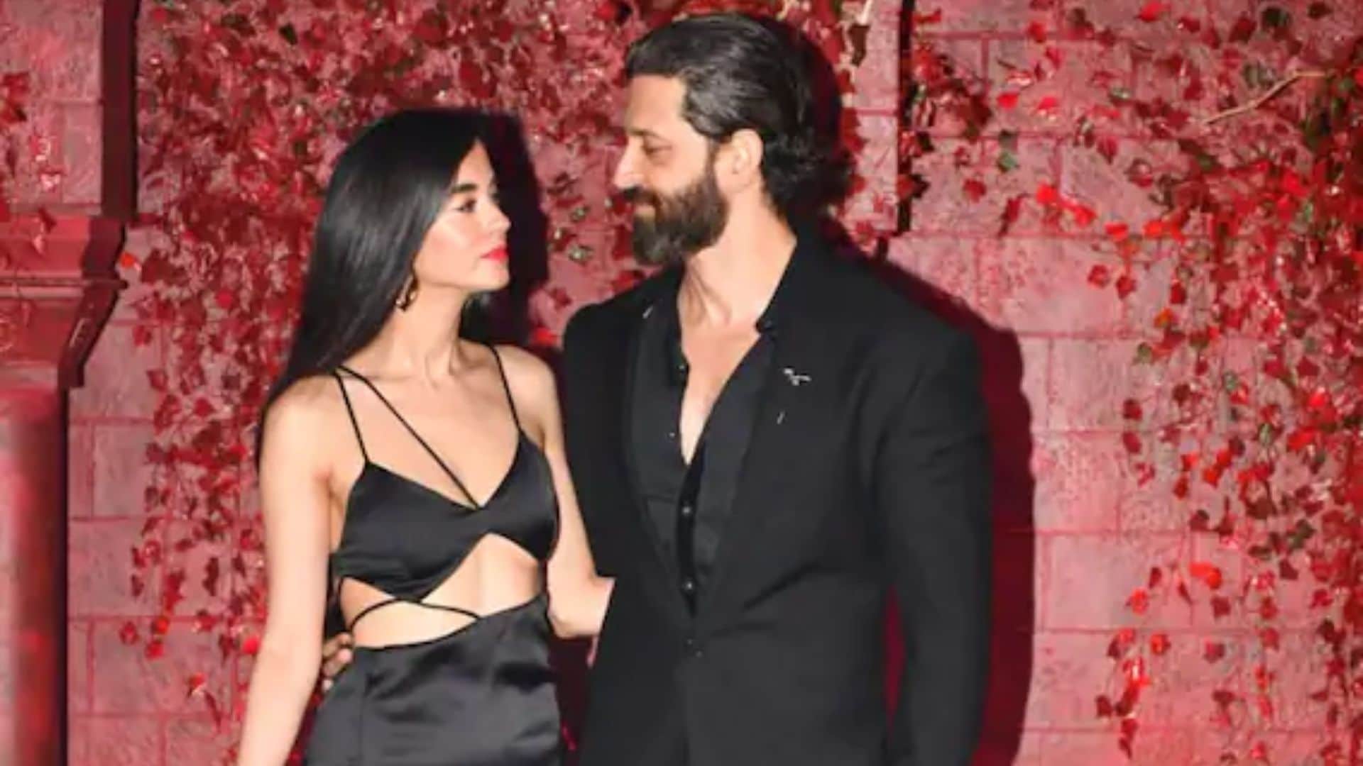hrithik roshan saba azad romantic pose at karan johar birthday party
