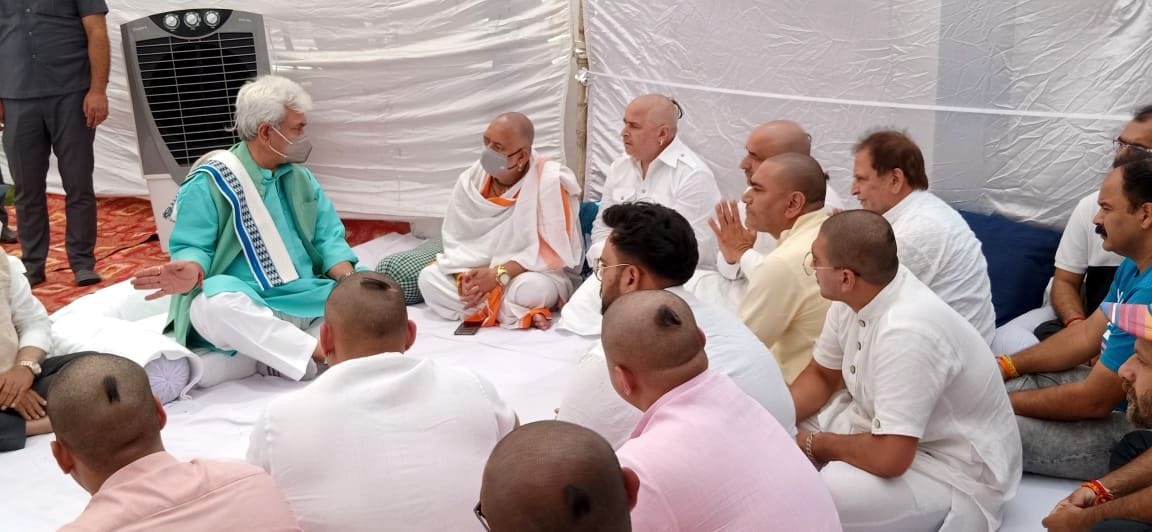 LG Manoj Sinha met the family members of the head priest