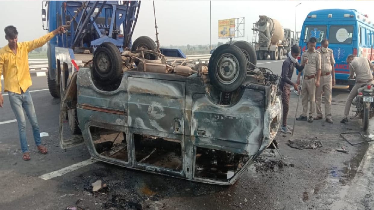 two people burnt alive in a van on Delhi Meerut Express way