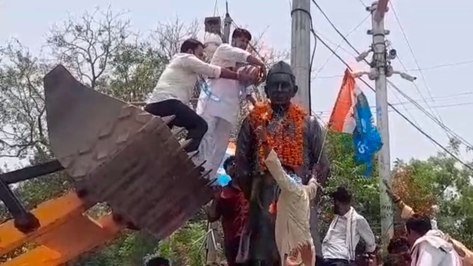 Satna News: Politics heats up in the case of sticking sticks on the statue of former Prime Minister, police arrested six