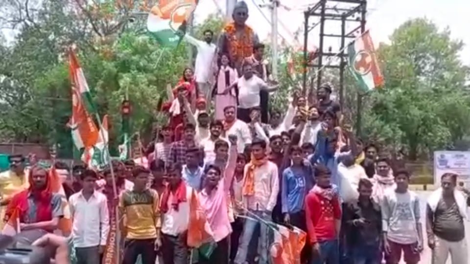 Satna News: Politics heats up in the case of sticking sticks on the statue of former Prime Minister, police arrested six