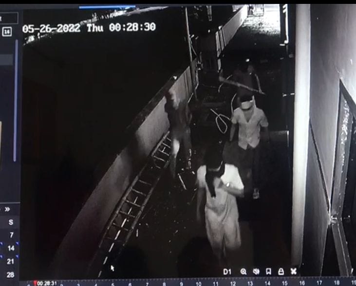 42 thousand robbed by beating on petrol pump