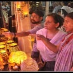 हुनर हाट में खरीदारी करती महिलाएं