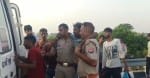 घायलों को एंबुलेंस में बैठाते पुलिस कर्मी। संवाद