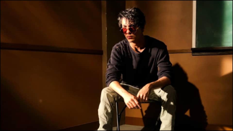 shahrukh khan son aryan received rose and hand kisses to fans at mumbai airport watch video