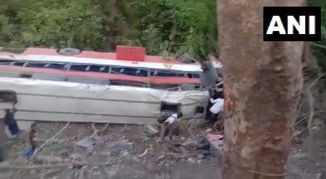 Maharashtra  News : 15 passengers injured as a bus falls into a roadside ditch in Palghar