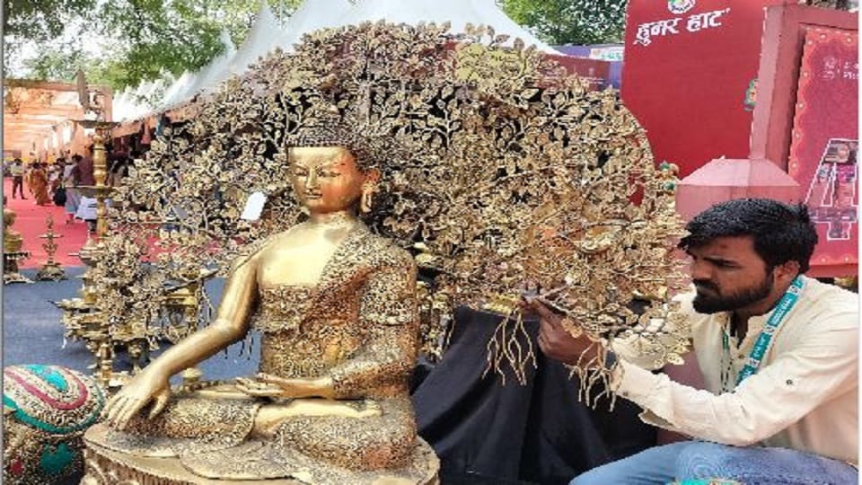 Metal sculptures and embroidery on clothes attracting people know what is special in Hunar Haat