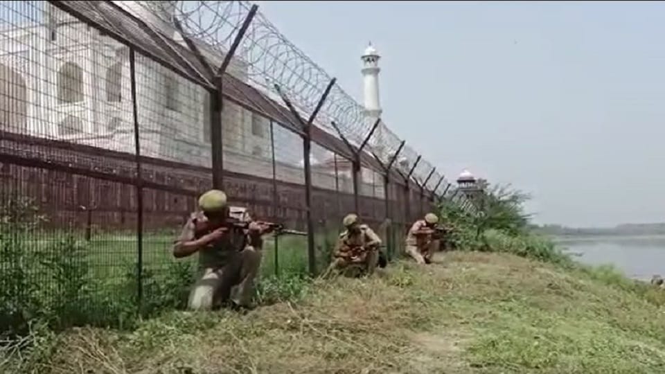 Police and CISF personnel jointly conducted a mock drill on Taj Mahal due to security 