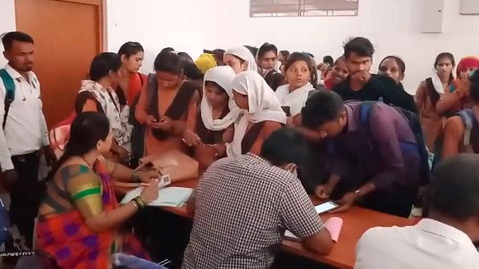 Satna News: Employment fair held in Amarpatan College, more than three and a half hundred students got job offer letters