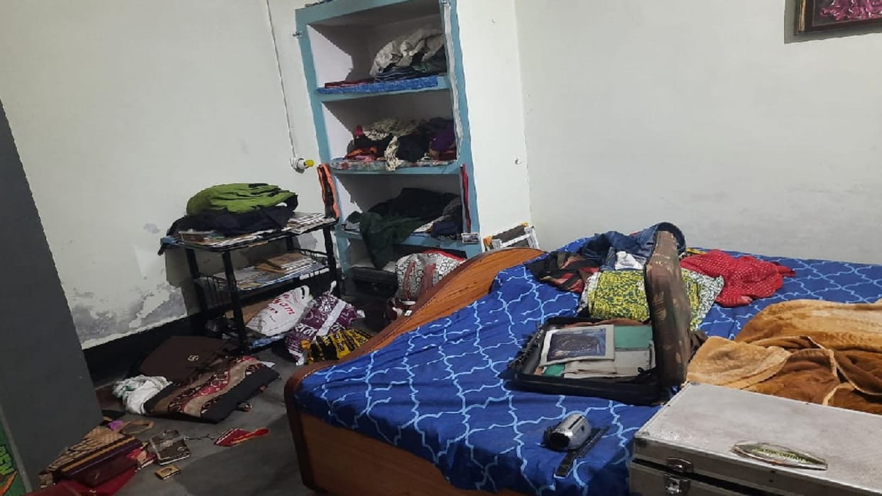 20 lakh jewelery and 75 thousand cash Robbed by unconscious teacher and dog in Pratapgarh