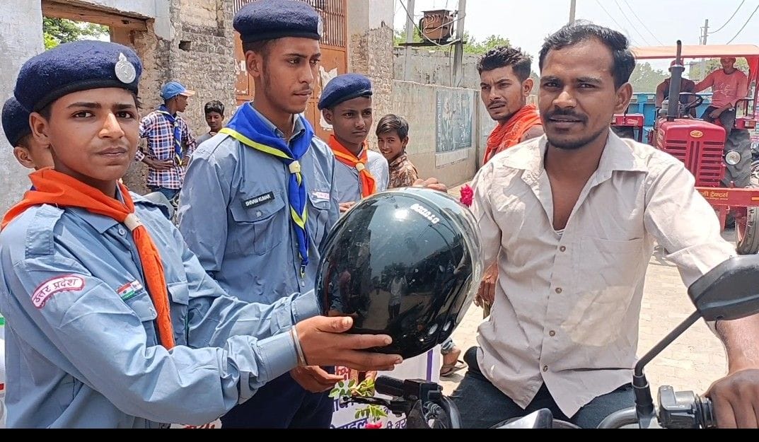 Hathras: The message of no drink-no drive by giving rose flowers