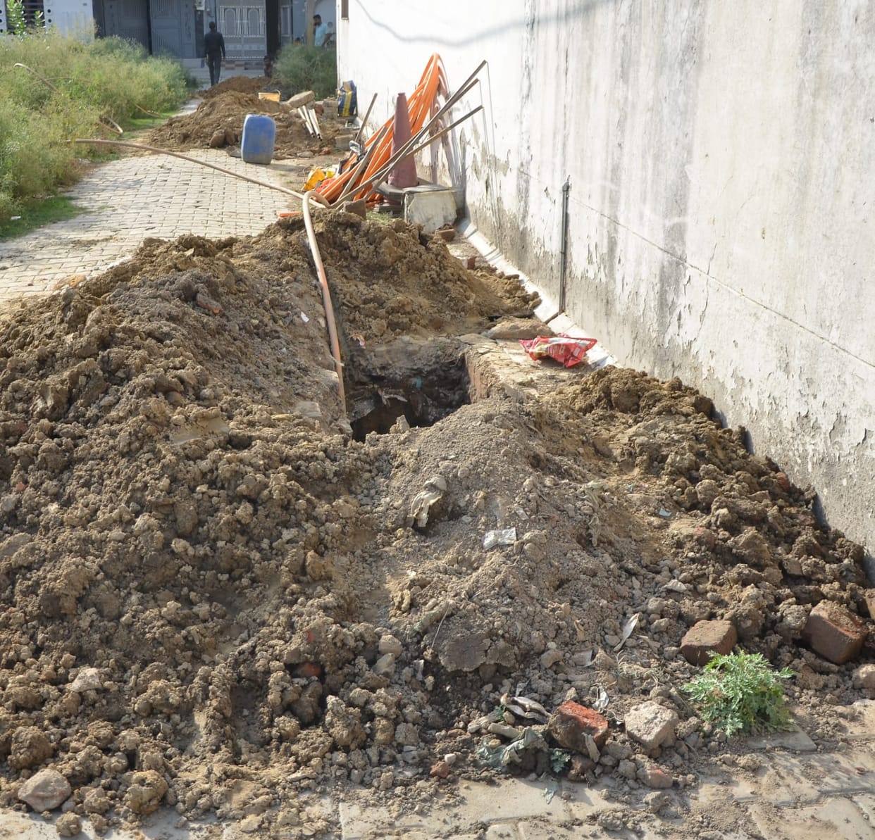The road was dug in the city to lay the gas pipeline, left by putting soil