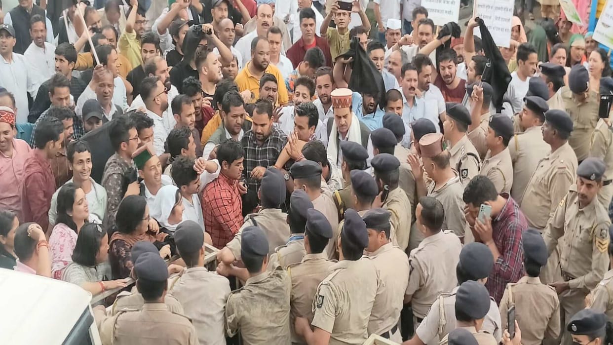 Congress protest: CM's program in Patlikuhal, Manali, Congress protested by showing black flags