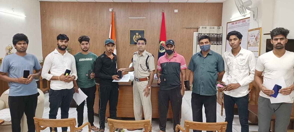 Police found ten expensive smart phones and returned them
