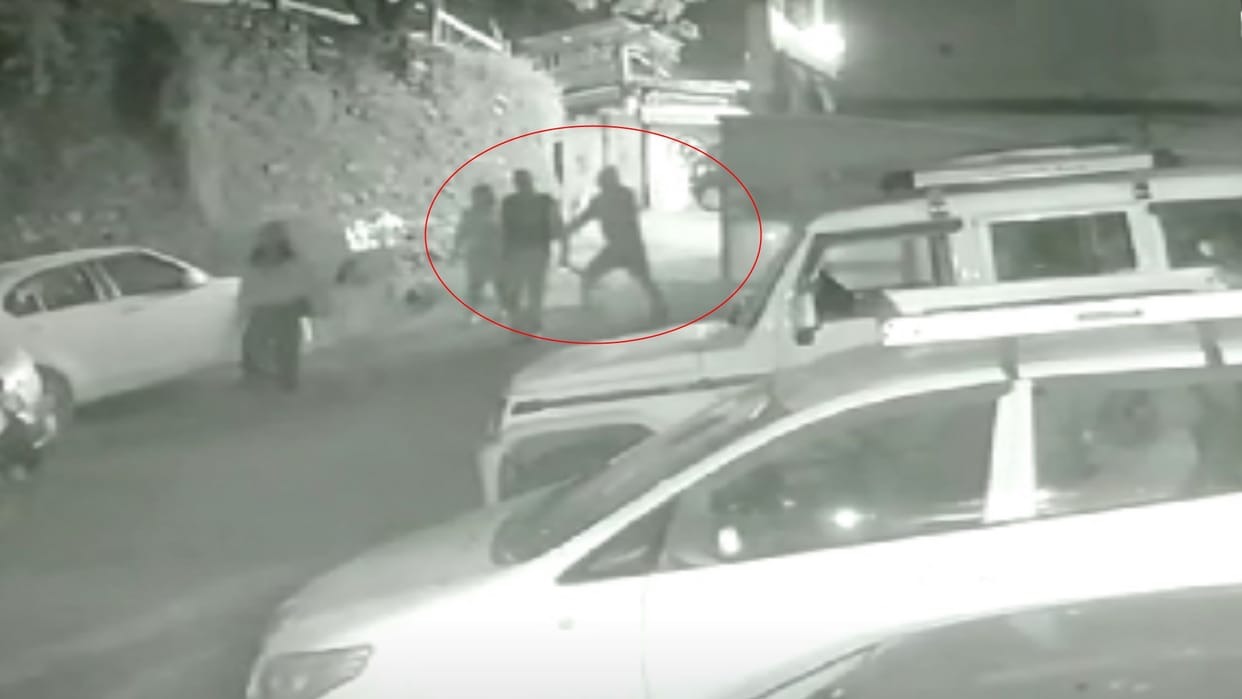 Vicious absconding after snatching gold chain from the neck of female tourist