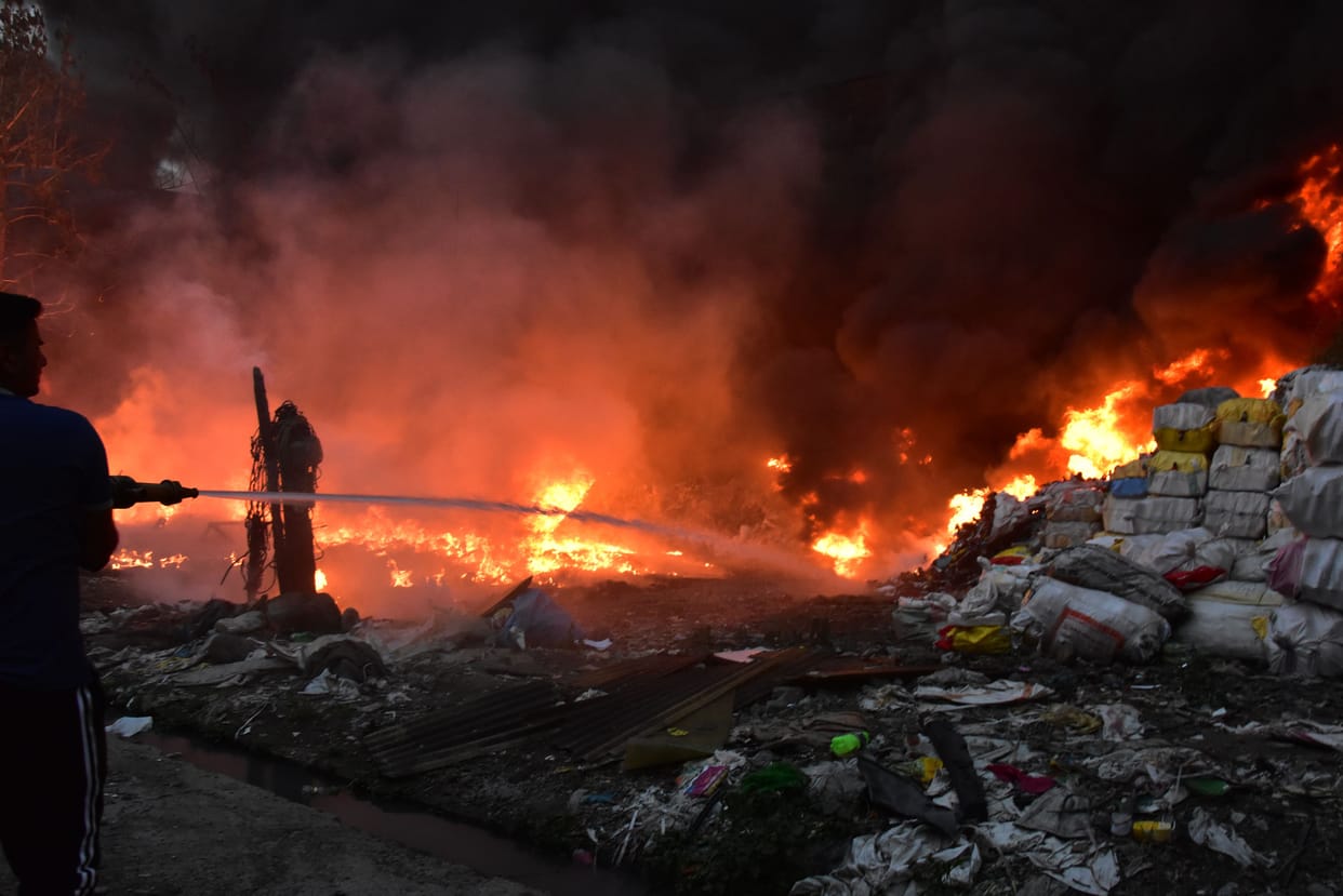 Fire breaks out in junk warehouse, loss of lakhs to owners