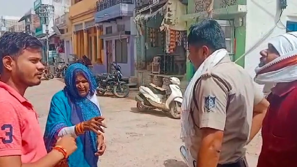 Chhatarpur: 40 thousand looted from old woman going home from bank, unknown miscreant who came from behind snatched a bag full of money