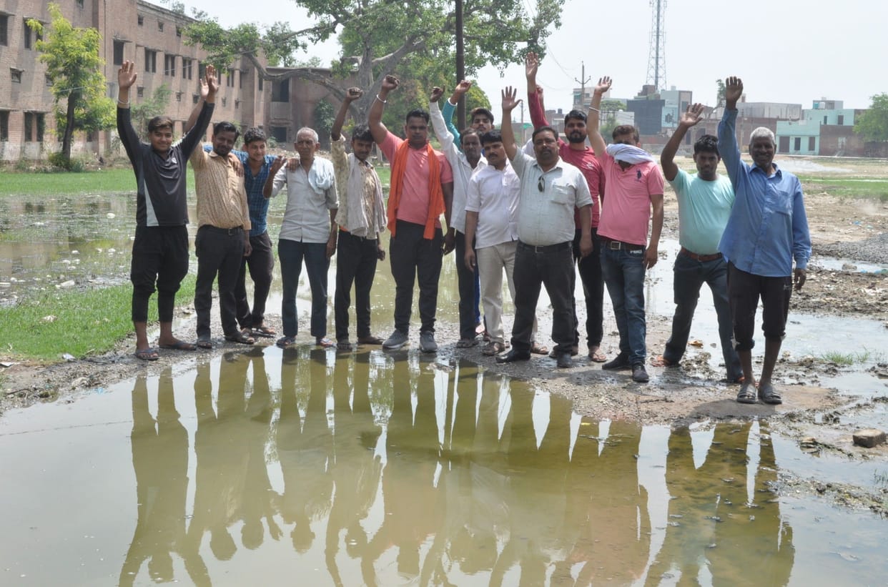 Hathras: Demonstration against waterlogging on Polytechnic grounds